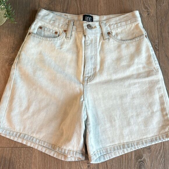 URBAN OUTFITTERS BDG SUPER LIGHT WASH DENIM HIGH RISE MOM SHORTS SIZE 26 - Picture 4 of 6